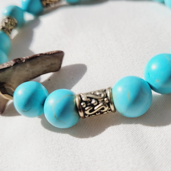 Turquoise and coconut shell stretch bracelet - Handmade - Picture 3 of 7